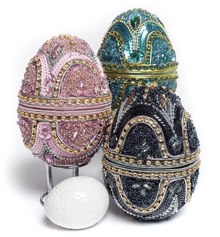 Ada beragam desain faberge egg yang dijadikan hadiah keluarga kerajaan dan bangsawan Rusia abad ke-19 sampai ke-20