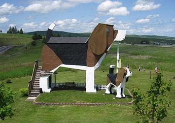 Rumah Ini Berbentuk Anjing Beagle! Kita Bisa Menginap di Sana, lo!