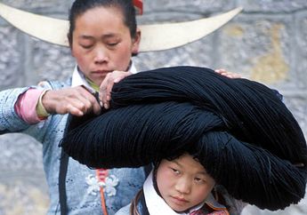 Di Desa Ini, Anak Perempuan Mengenakan Konde dari Rambut Leluhurnya