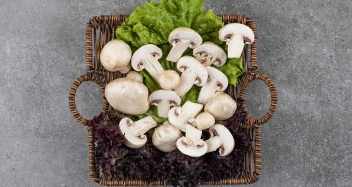 Bagi penikmat makanan vegan dan vegetarian bisa mengonsumsi jamur sebagai pasokan Vitamin D tubuh.