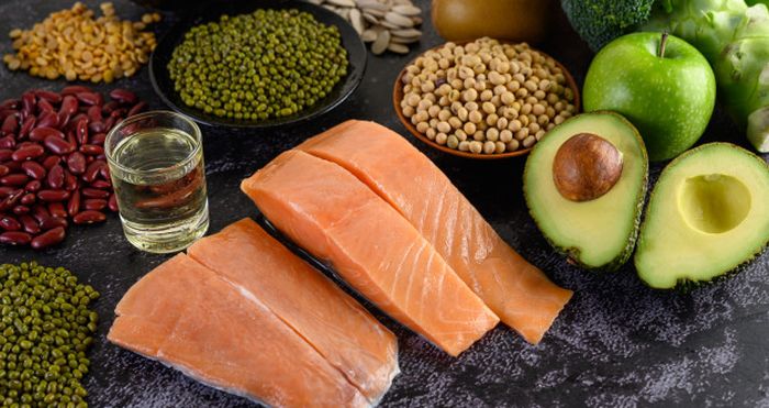 Salmon mengandung banyak vitamin D.