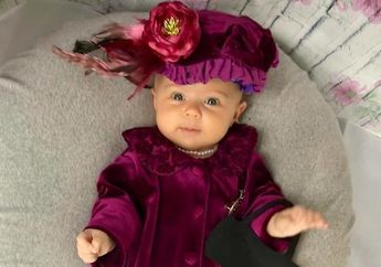 Lucunya Adik Bayi Ini Didandani Jadi Tokoh Perempuan Ternama Dunia!