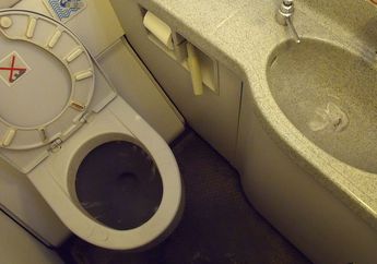 Apa yang Terjadi Saat Kita Menyiram Toilet di Pesawat? #AkuBacaAkuTahu