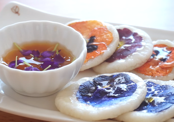 Kue Tradisional Asal Korea Selatan Ini Terbuat dari Bunga Sungguhan