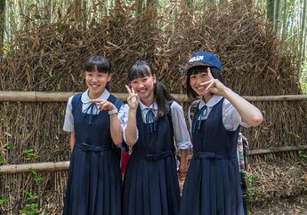 Banyak Orang Asia Berpose Jari Tanda "Peace" Saat Difoto, Kenapa, ya?
