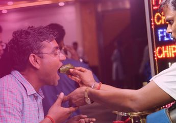 Pembeli Jajanan Khas India Ini Akan Disuapi Langsung oleh Penjualnya