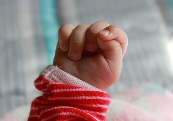 Kenapa Adik Bayi Sering Mengepalkan Tangannya, ya? #AkuBacaAkuTahu