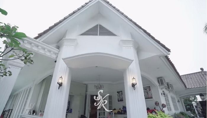 Adu Mewah Rumah Syahrini dan Luna Maya, Sama-sama Pernah Disinggahi Reino Barack?