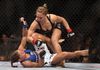 SEJARAH HARI INI - Adu Jagoan Perempuan Pertama di UFC, Ronda Rousey Terlalu Kuat 