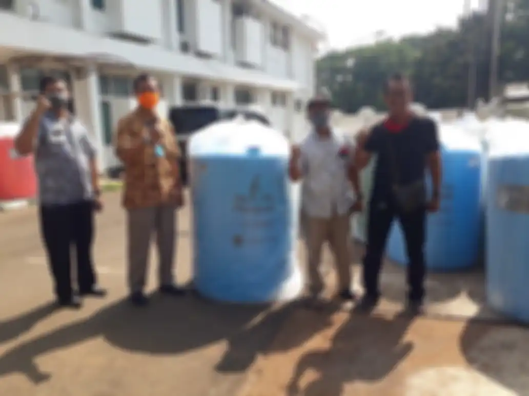 Penyerahan secara simbolis oleh perwakilan Penguin Indonesia kepada Kepala Bappeda Karawang.