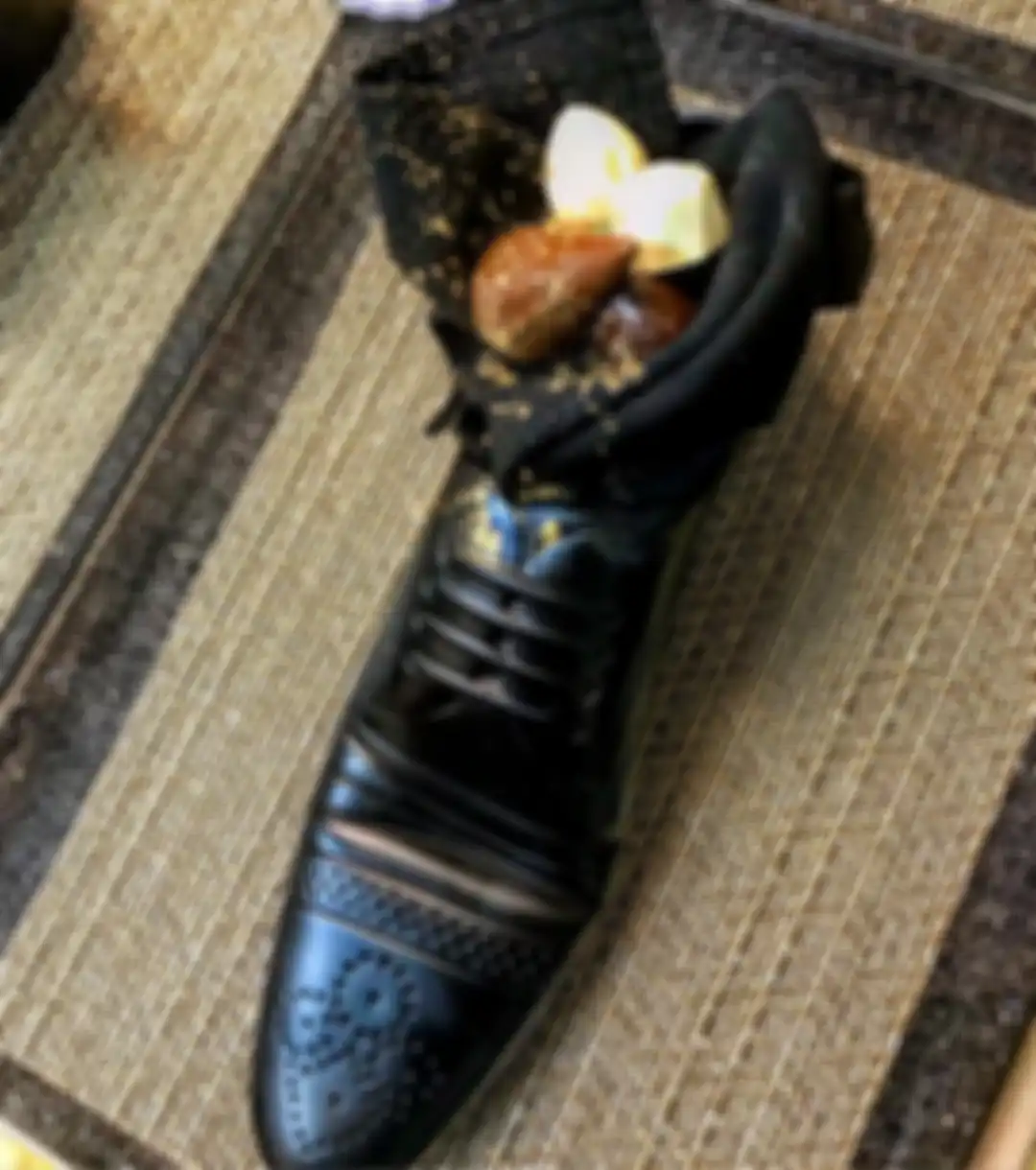 Makanan penutup disajikan dalam replika sepatu.