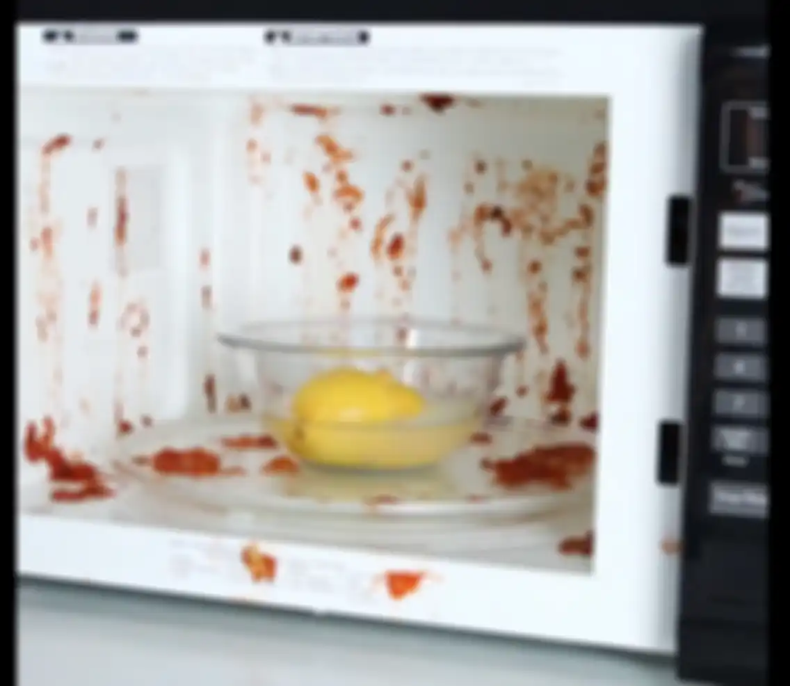Membersihkan microwave