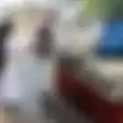 Viral, Aksi Cewek SMA Bantu Dorong Gerobak Wanita Tua di Jalanan