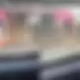 Video Mengharukan Bocah Gendong Teman Sekolahnya yang Autis Saat Hujan