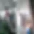 Video Ular Sanca Sepanjang 3 Meter Diringkus Warga, Netizen Malah Fokus ke Perut Pria Penangkap 