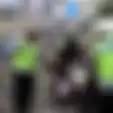 Viral Video Oknum Polisi Lalu Lintas Sumpal Mulut Wanita Pakai Surat Tilang, Terkuak Begini Faktanya!