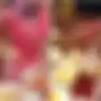 Prinsip Ogah Rugi Sampai Terbawa-bawa saat Hadiri Kawinan di Gedong, Wanita Ini Viral, Pede Bekal Kresek untuk 'Rampok' Makanan Sampai Disoraki Tamu