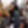 Viral Video Gerombolan Pengamen 'Barbar' Bikin Seorang Wanita Ketakutan di Jalan, Netizen: Miskin Akhlak