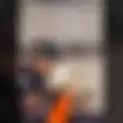 Video Marc Marquez Makan Nasi Kotak Sambil Ngemper Jadi Tren di TikTok