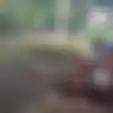 Unik! Ini Dia Video Kocak Balap Motor Karung, Seperti Apa Balapannya? 