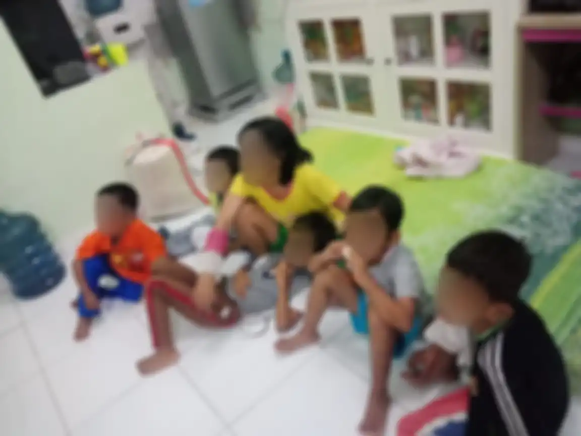 anak-anak di Yayasan Lentera sedang menonton televisi