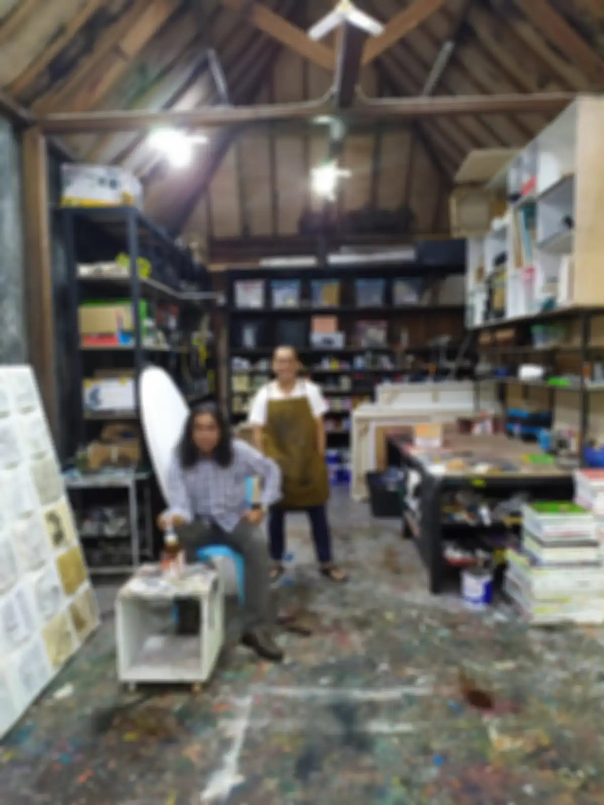 Pembahasan kerja kreatif melibatkan kurator Mikke Susanto (kiri) dan perupa Dedy Sufriadi (kanan). Mereka berdua menjadi bagian dalam Pameran 'Daulat & Ikhtiar' di Museum Benteng Vredeburg Yogyakarta, 1 Maret 2022. 