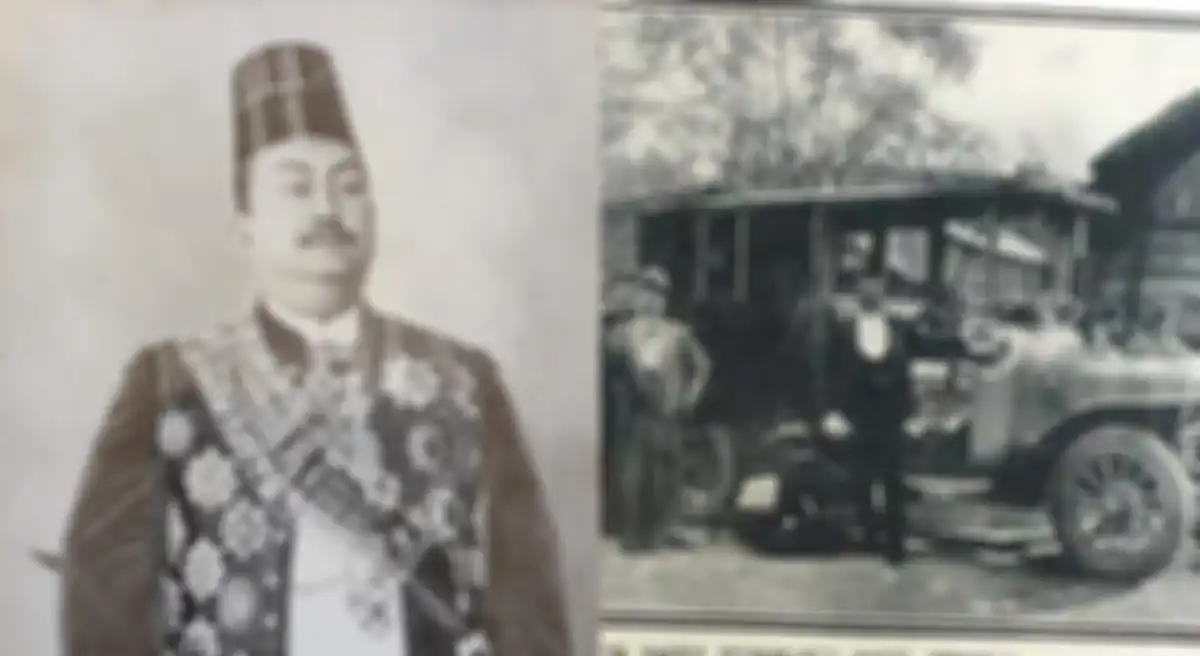 Paku Buwono X pemilik mobil pertama di Indonesia.