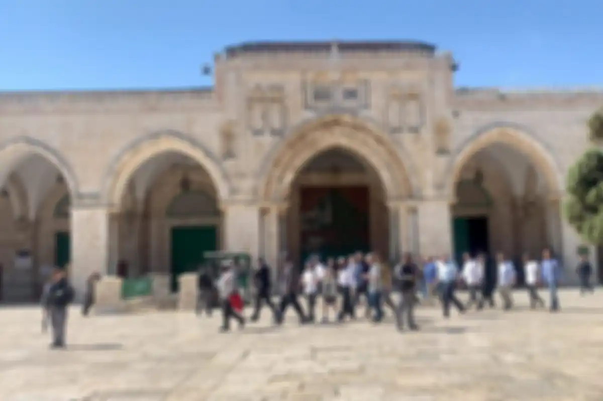 Kaum Yahudi memasuki kompleks Masjid Al-Aqsa dilindungi oleh polisi Israel, 23 Mei 2021