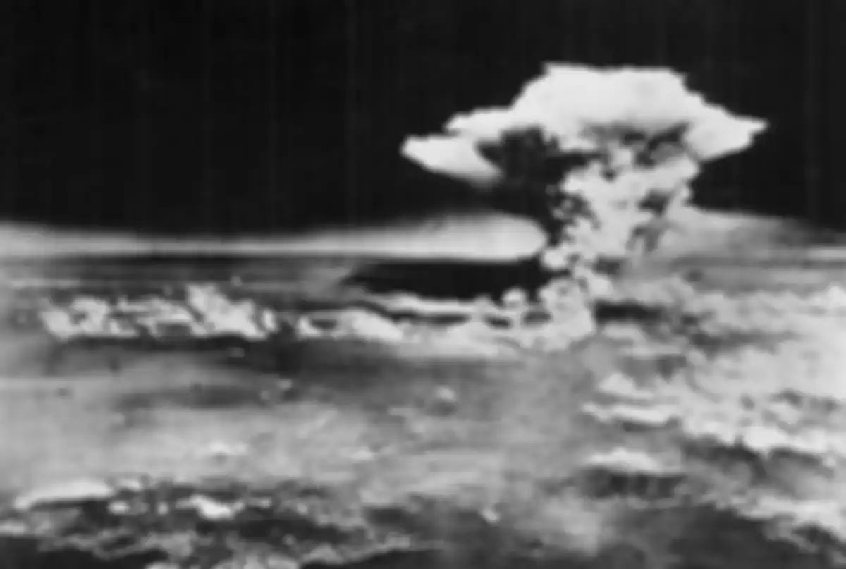 Asap berbentuk cendawan mengepul ke langit sekitar satu jam setelah bom atom dijatuhkan di Hiroshima, Jepang.
