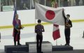 VIDEO - Aksi Sportif Ice Skater Kanada, Bentangkan Bendera Lawan yang Juara