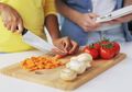 Tak Perlu Susah Payah, Ini Cara Bersihkan Talenan dengan Bumbu Dapur