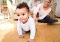 3 Kesalahan yang Wajib Dihindari Saat Bayi Belajar Duduk dan Berjalan