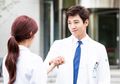 Meleleh! Pesona Aktor Korea Pemeran Dokter ini Bikin Cepat Sembuh