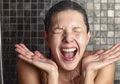 Mandi Air Dingin Bisa Turunkan Berat Badan, Begini Penjelasannya