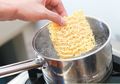 Ingin Tetap Makan Mi Instan Tapi Tetap Sehat? Ini Caranya Moms!