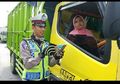 Polisi Periksa Ibu yang Sedang Bawa Truk, Faktanya Bikin Kagum