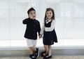 Kompak dan Menggemaskan, Intip Yuk OOTD Si Kembar Anak Jonathan Frizzy