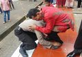 Usai Dilantik Jadi Polisi, Anak Pemecah Batu Ini Cium Kaki Sang Ayah