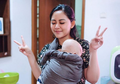Selain Rachel Vennya, Artis Ini Gendong Bayi dengan Cara 'M-Shape'