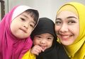 Model Hijab Anak 2020 Mudah Dicontoh dan Cocok Buat Lebaran Ala Putri Oki Setiana Dewi