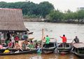 Hidup Mengapung Dalam Rumah Rakit, Beginilah Keunikan Penghuni Sungai Musi!