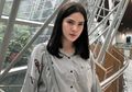 Intip Gaya Monokrom ala Alice Norin, Hot Mom yang Super Modis