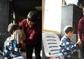 Meski Seorang Janda Tua dan Miskin, Wanita Ini Rela Rawat Tetangganya yang Cacat Selama 30 Tahun