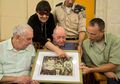 Mengharukan, Pria Berusia 102 Tahun yang Kehilangan Keluarganya Karena Holocaust Nazi Bertemu Keponakannya untuk Pertama Kalinya