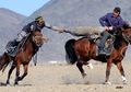 Inilah Olahraga Kuno dari Kazakhstan yang Menggunakan Kambing Tanpa Kepala, Lihat Keseruannya