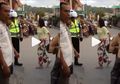 PSBB Tidak Berlaku bagi Emak-emak, Diingatkan Petugas Malah Nyolot dan Tancap Gas