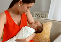 Mulai Sekarang Jangan Gendong Bayi Sebelum Tidur, Ini Alasannya