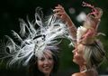 Bentuknya Tak Biasa, Ini Fascinator Paling Unik di Acara Kerajaan
