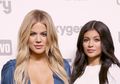 Habis Melahirkan, Khloe Kardashian dan Kylie Jenner Pamer Perut