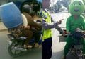 (Foto) Kelakuan Konyol Para Pengendara Sepeda Motor di Indonesia, Salah Satunya Helm Tong Sampah!